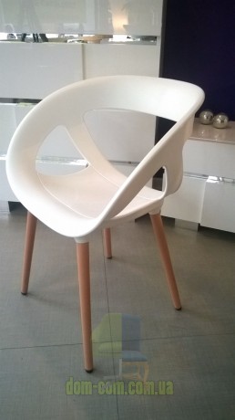 Кресло на ножках из полимера или дерева Gaber Moema