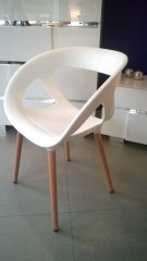 Кресло на ножках из полимера или дерева Gaber Moema