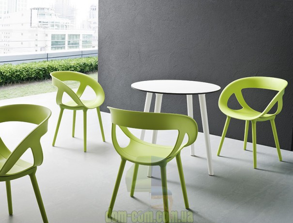 Кресло на ножках из полимера или дерева Gaber Moema